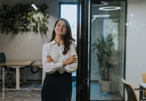 Young business woman standi...