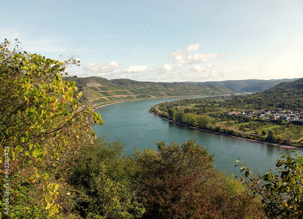 Aussicht auf den Rhein und die Weinberger des sogenannten Bopparder Hamm, im UNESCO-Welterbe Oberes Mittelrheintal  Rheinland-Pfalz. Blick vom Aussichtspunkts Gedeonseck. 