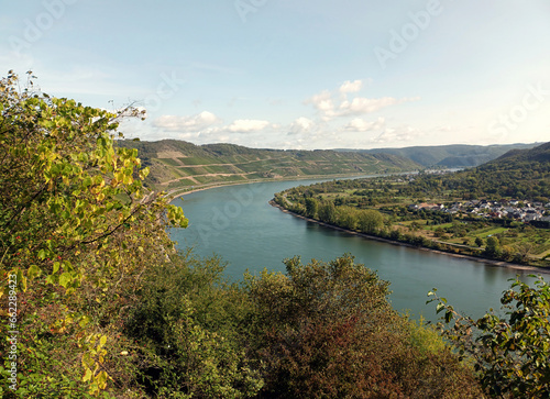Aussicht auf den Rhein und die Weinberger des sogenannten Bopparder Hamm, im UNESCO-Welterbe Oberes Mittelrheintal Rheinland-Pfalz. Blick vom Aussichtspunkts Gedeonseck. 