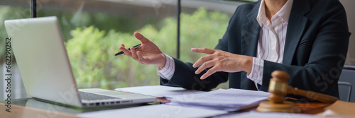 Foto Lawyer woman consultation and explain legal agreement of business contract to cl