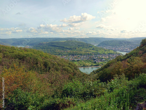 Blick auf den Rhein bei Boppard vom Aussichtspu nkt Vierssenblick, eine optische Täuschung , bei dem die Berge von Hunsrück und Taunus die Rheinschleife wie vier einzelne Seen aussehen lassen. photo