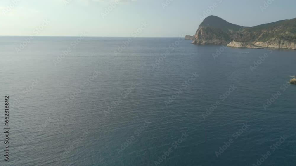 Vistas aéreas cinematográficas en costa mediterránea, montaña y playa. Vistas aéreas cinematográficas en costa mediterránea, montaña y playa.