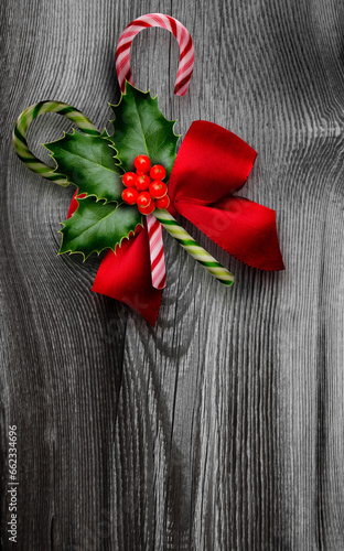 Weihnachtdekoration mit Schleife und Zuckerstangen