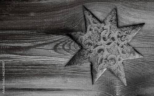 Weihanchtlicher Stern auf Holzhintergrund