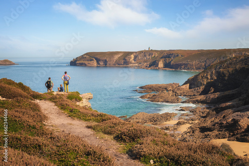 Tableau sur toile famille en vacances en Bretagne devant le Cap Fréhel dans les Côtes d'Armor sur le sentier de randonnée gr 34 face a la mer