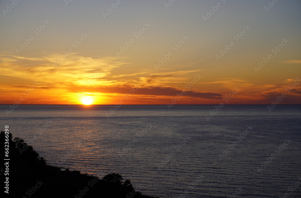 Sonnenuntergang mit Meer und Land Sonnenuntergang mit Meer und Land