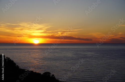 Sonnenuntergang mit Meer und Land