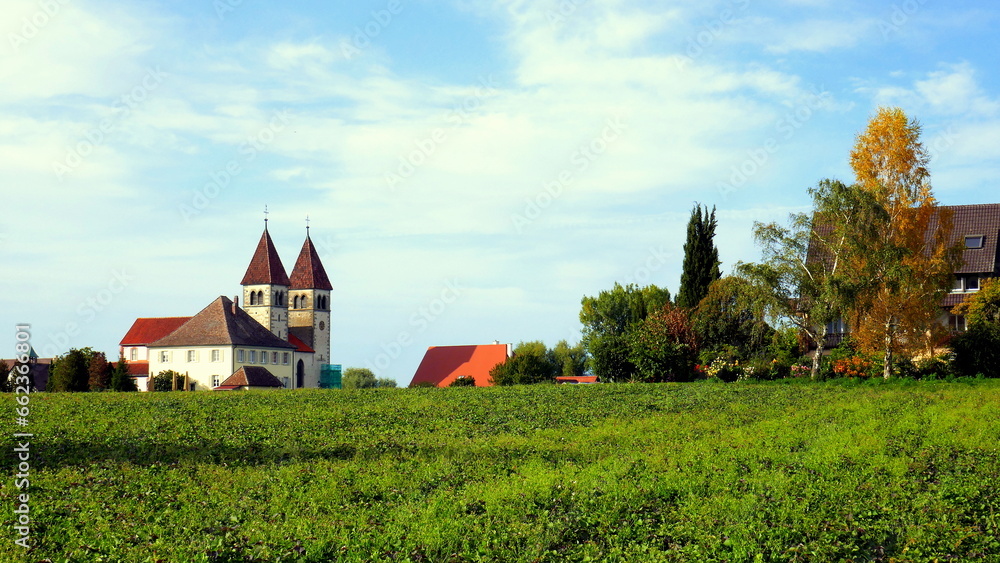 schön gelegene Kirche St.Peter und Paul in Reichenau in grüner Landschaft am Bodensee