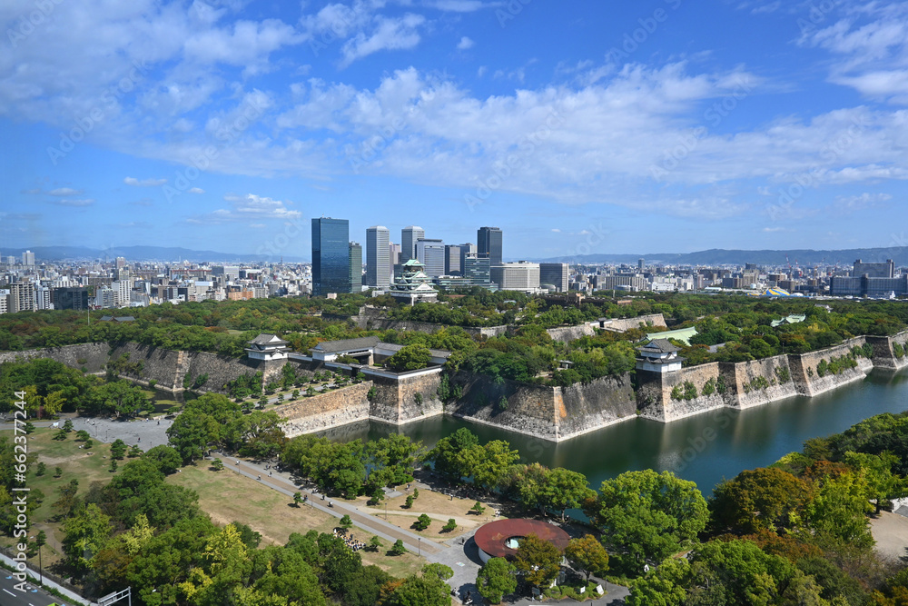 大阪歴史博物館から望む壮観な大坂城全景