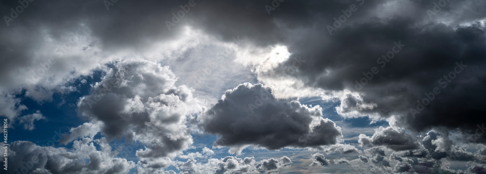 Obraz premium ciel très nuageux en automne