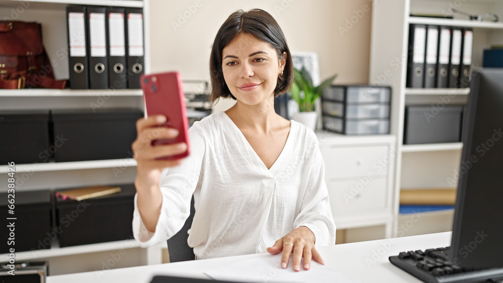Young beautiful hispanic woman business worker make selfie smartphone working at office Young beautiful hispanic woman business worker make selfie smartphone working at office