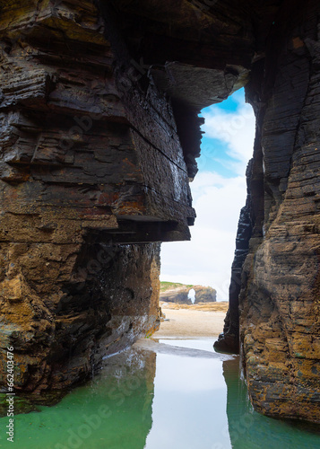 Obraz na płótnie Natural rock arches Cathedrals beach, Playa de las Catedrales at Ribadeo, Galicia, Spain. Famous beach in Northern Spain Atlantic. Natural rock arch on Cathedrals beach in low tide w salonie