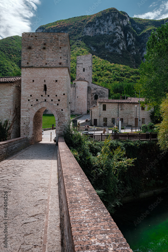 Φωτογραφία View of historic abbey of Saint Victor in the Marche region, Italy
