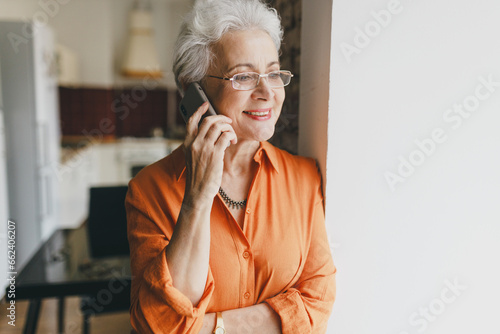 Schilderij op canvas Pretty stylish elegant successful self-sufficient vogue elderly woman in orange
