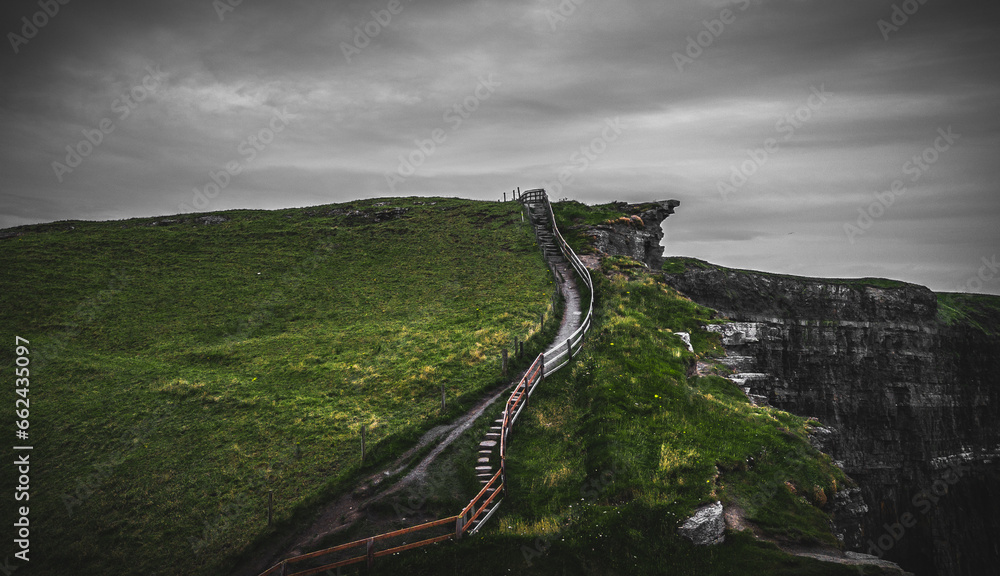 wzgórze w Irlandii Cliff of Mohers ze schodami - obrazy, fototapety, plakaty 