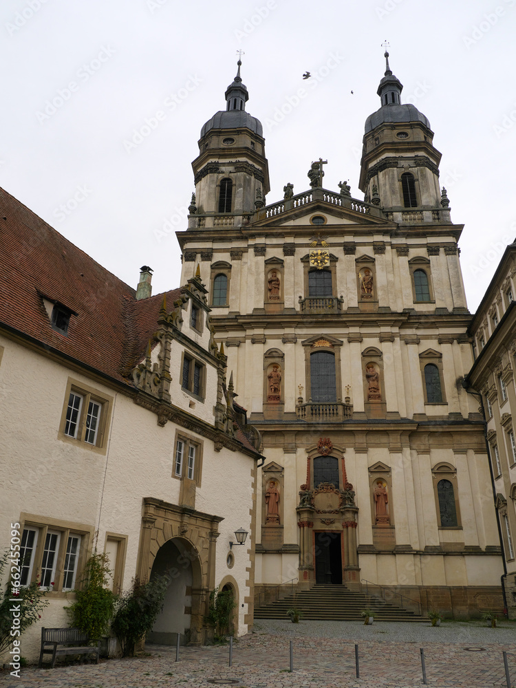 Blick auf Türme und Fassade der Kirche des Kloster Schöntal im Jagsttal mit Statuen Blick auf Türme und Fassade der Kirche des Kloster Schöntal im Jagsttal mit Statuen