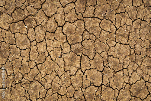 Ausgetrockneter Boden durch Klimawandel, Erde mit Rissen, Dürre