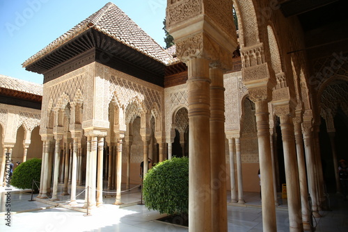 Patio de los Leones, Palacio de los Leones, Palacios Nazaríes, Alhambra, Granada, España photo