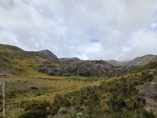 Hermosos paisajes de montañas en el paramo 