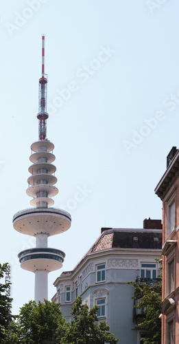Wallpaper Mural Fernsehturm im Wohngebiet in Hamburg Torontodigital.ca