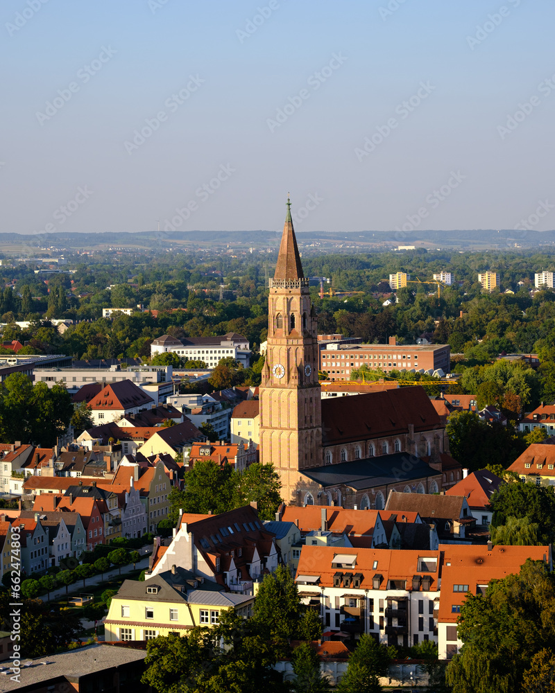 Kirche in Stadt in Bayern bei Sonnenunterang