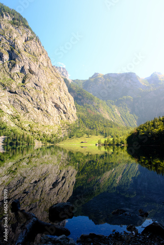 Fototapeta Naklejka Na Ścianę i Meble -  Almhütte am spiegelndem Bergsee im Sommer bei Sonnenschein