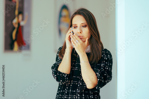 Fototapet Funny Art Museum Trying to Whisper on a Phone