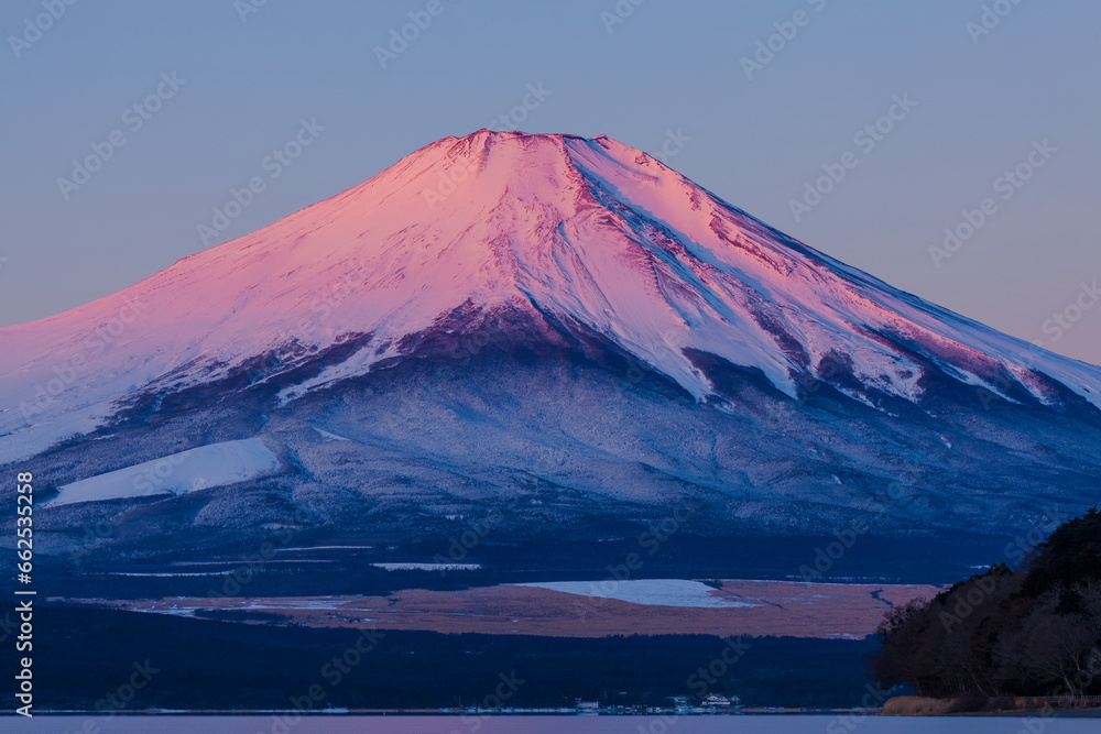 山中湖から見た紅富士　山梨県南都留郡山中湖村にて