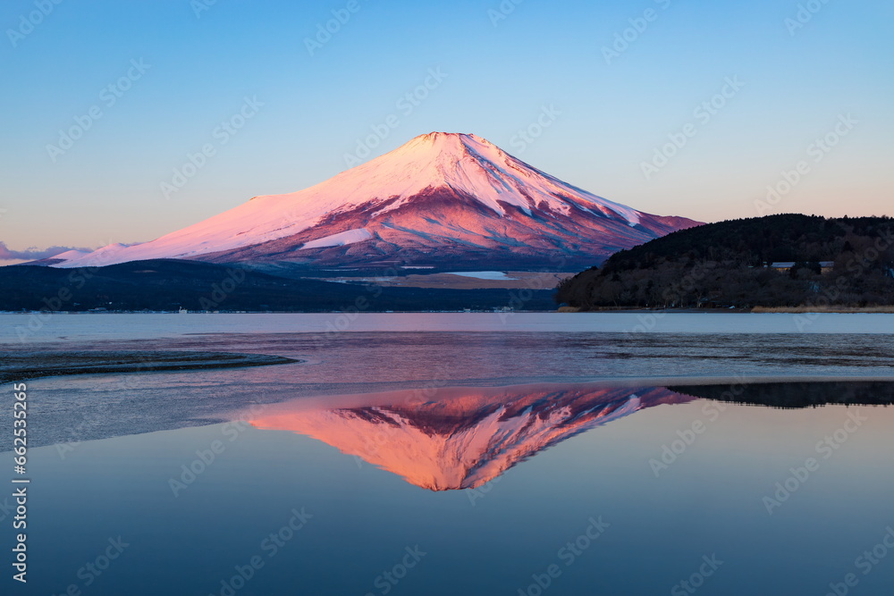 山中湖から見た紅富士　山梨県南都留郡山中湖村にて