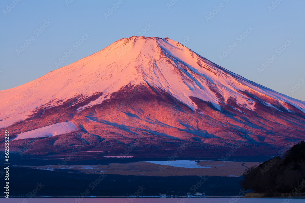 Fototapeta premium 山中湖から見た紅富士 山梨県南都留郡山中湖村にて