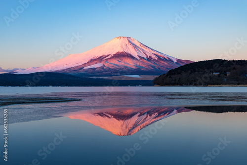 山中湖から見た紅富士　山梨県南都留郡山中湖村にて