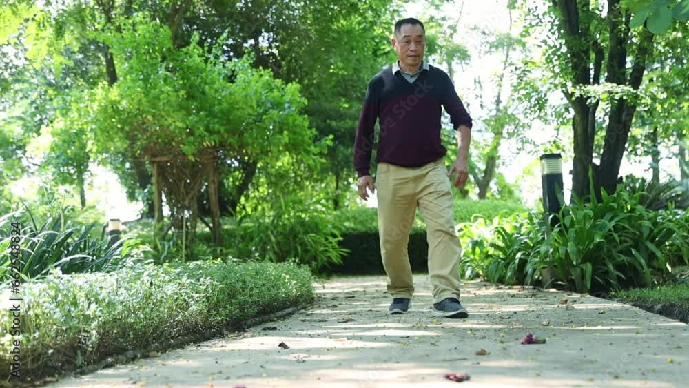 Vid o Stock Elderly Asian Man Walks With Knee Pain In His Left Knee vid-o-stock-elderly-asian-man-walks-with-knee-pain-in-his-left-knee