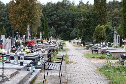 Cmentarz jesienią pod koniec października