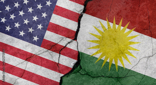 Foto United States and Kurdistan flags, concrete wall texture with cracks, grunge bac