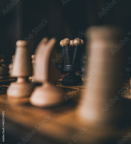 Rozgrywka w drewniane szachy, czarna królowa