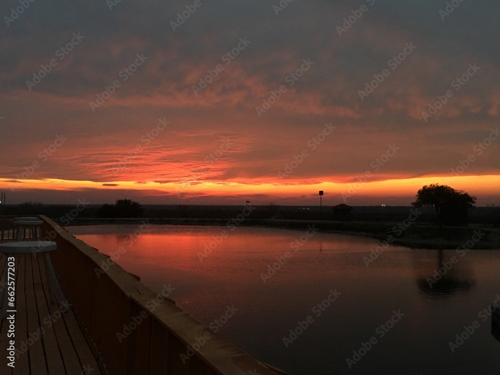 Obraz premium Atardecer en un lago
