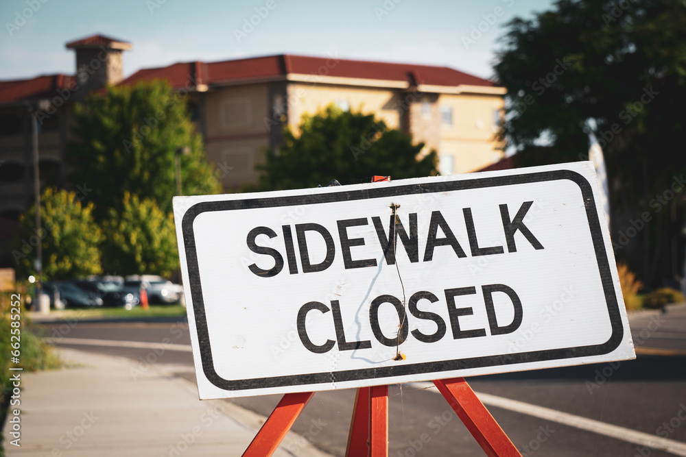 Obraz premium Sidewalk closed sign at construction site