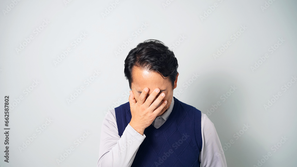 がっかりするミドル男性 がっかりするミドル男性