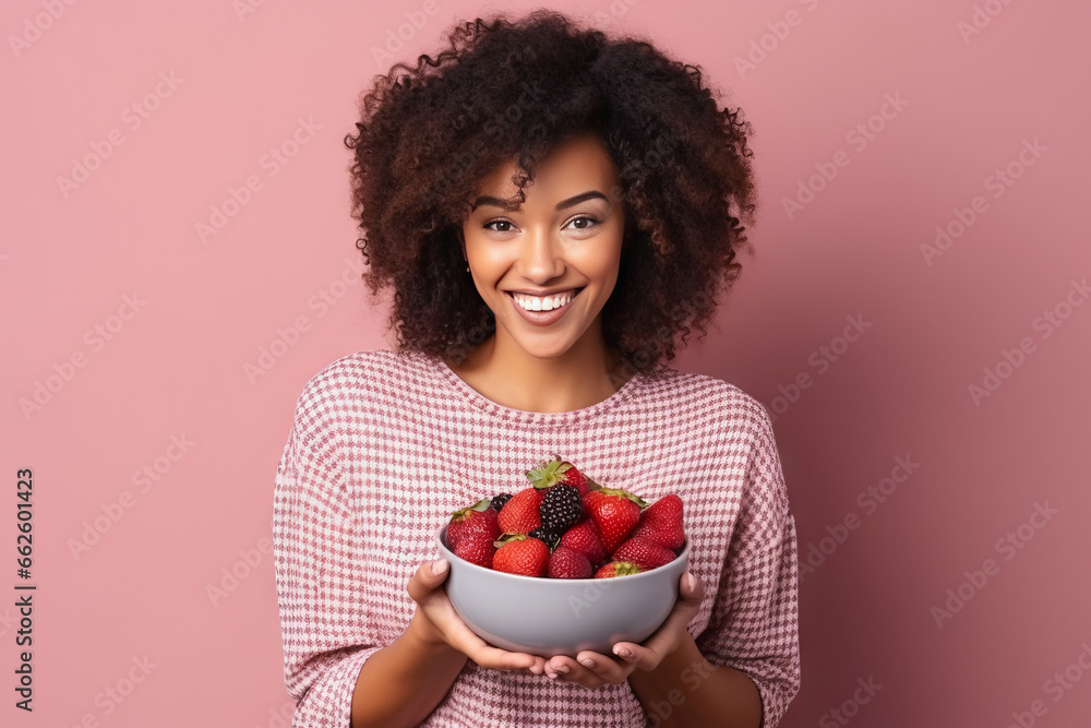 Black woman eating healthy fruit and berries - obrazy, fototapety, plakaty 