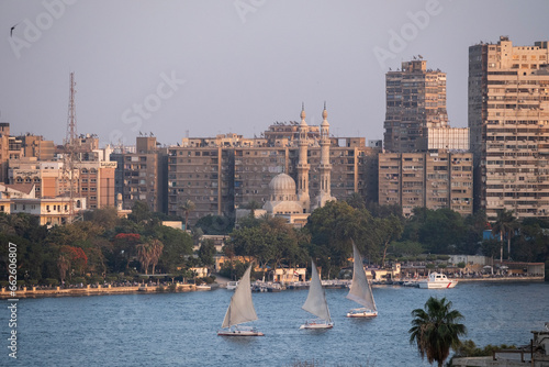 Ciudad en movimiento, El Cairo, Egipto, turismo y viaje