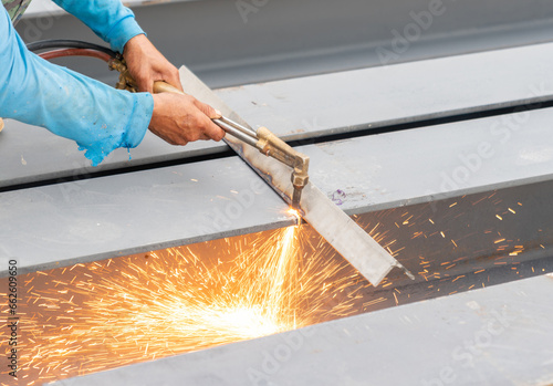 Photos Worker metal Cutting with acetylene welding cutting torch.