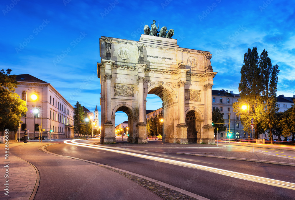 Siegestor (Victory Gate) triumphal arch in downtown Munich, Germany - obrazy, fototapety, plakaty 