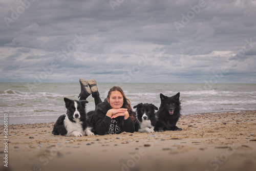 Obraz na płótnie Woman with her dogs near the sea w salonie