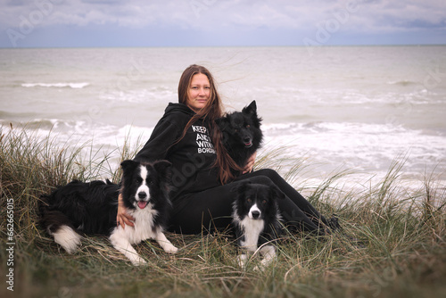 Obraz na płótnie Woman with her dogs near the sea w salonie