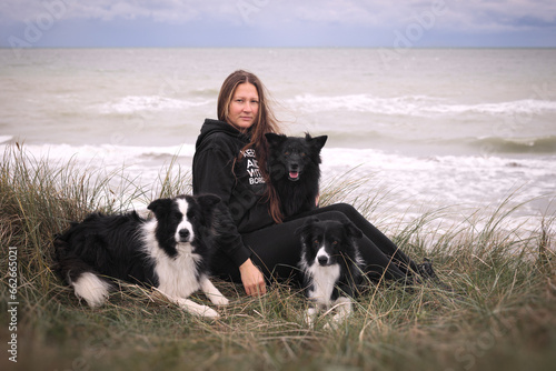 Obraz na płótnie Woman with her dogs near the sea w salonie