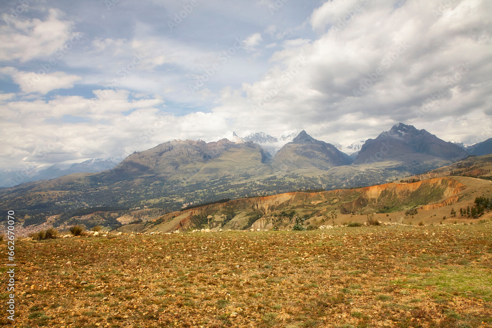 Fototapeta premium Reise durch Südamerika. Wandern in der Cordillera Blanca bei Huaraz in Peru.