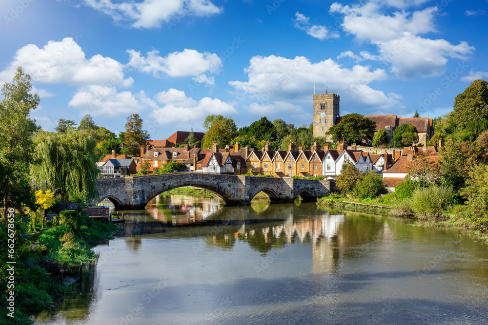 Panoramic view of Aylesford village in Kent, England with medieval bridge over the river Medway and church - obrazy, fototapety, plakaty 