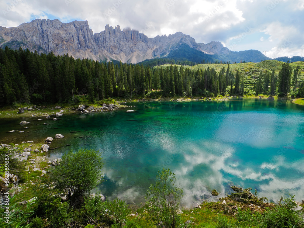Visita al lago Carezza, en las Dolomitas italianas, en los Alpes.