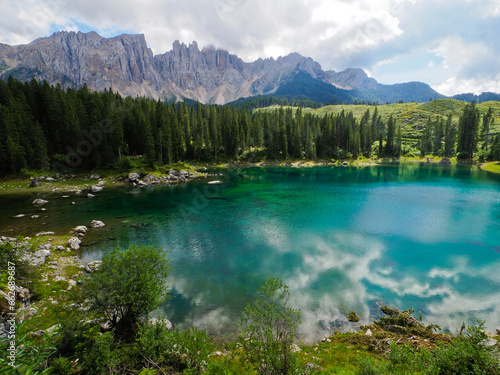 Visita al lago Carezza, en las Dolomitas italianas, en los Alpes.