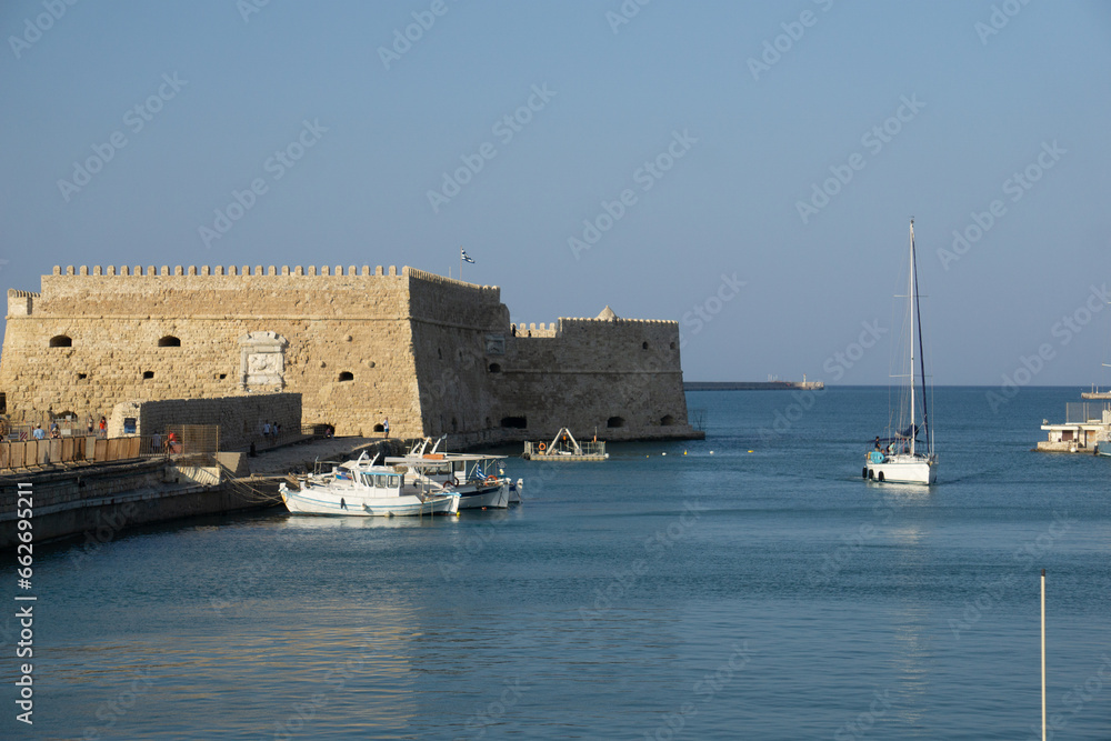 Fortezza Veneziana di Heraklion, vista da molo, con le barche a vela che rientrano al porto